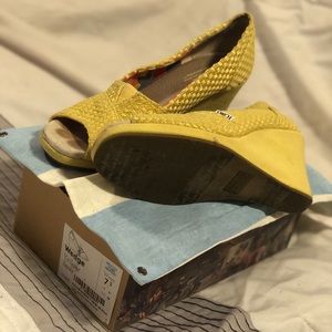 TOMS Size 7.5 Yellow Savannah Wedge Sandals